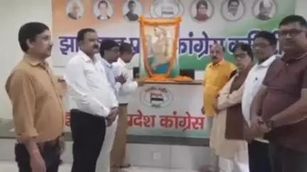 कांके: कांग्रेस भवन में कांग्रेस नेताओं और कार्यकर्ताओं ने शहीद सिदो-कान्हू को श्रद्धांजलि दी