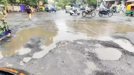 અમદાવાદ શહેર: અમદાવાદ મનપાની પ્રિમોન્સુન કામગીરીની પોલ છતી થઈ, બાપુનગર વિસ્તારમાં  રોડ ખખડધજ #Jansamasya