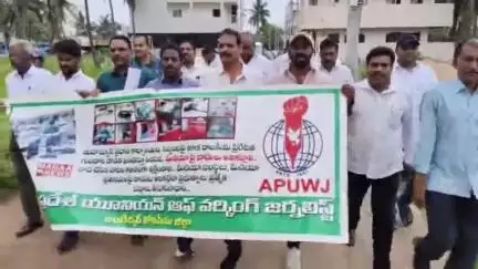 జర్నలిస్టులపై దాడిని ఖండిస్తూ అమలాపురం లో జర్నలిస్టులు ర్యాలీ, ఎస్పీ కి వినతిపత్రం అందజేత