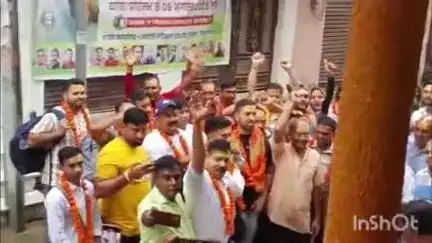 टूंडला: टूंडला रेलवे स्टेशन से अमरनाथ के लिए पहला जत्था हुआ रवाना, भाजपा जिला अध्यक्ष ने माला पहनाकर किया स्वागत