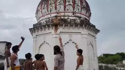 अखाड़ा पीठ संत श्री पलटू दास मंदिर पर गिरी आकाशीय बिजली, गुम्बद को हुआ नुकसान