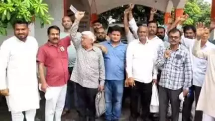 तहसील कार्यालय परिसर में ग्राम बनभौरा के ग्रामीणों ने मार्ग पर अवैध कब्जा करने का आरोप लगाते हुए किया धरना प्रदर्शन