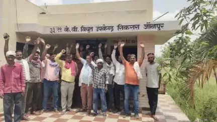 जौनपुर: सिकरारा में संविदा कर्मियों ने किया हंगामा
