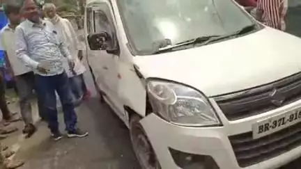 ठाकुरगंज: ठाकुरगंज प्रखंड के पौआखाली में वाहन और मोटरसाइकिल की भिड़ंत, कोई हताहत नहीं