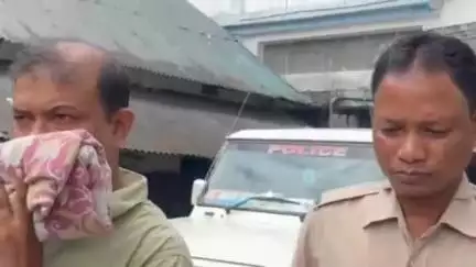 মাটিগাড়া: ক্রেতা সেজে অবৈধ ইউনিফর্ম ব্যবসার পর্দাফাঁস; সেনার নতুন প্যাটার্ন অবৈধভাবে বিক্রির অভিযোগে সালুগাড়া থেকে গ্রেপ্তার দর্জি
