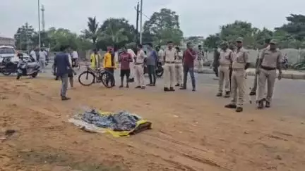 ବରଗଡ: ରାସ୍ତାରେ ଶୋଇଥିବା ବ୍ୟକ୍ତିଙ୍କ ଉପରେ ଚଢ଼ିଗଲା ଟ୍ରକ, ଟ୍ରକ ଚାପାରେ ମହାନ୍ତି ପଡ଼ାର ଜଣେ ବ୍ୟକ୍ତିଙ୍କ ଘଟଣା ସ୍ଥଳରେ ମୃତ୍ୟୁ ହୋଇଛି