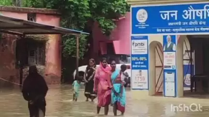 मोहम्मदी: बारिश में विकास कार्यों की खुली पोल, CHC मोहम्मदी के पास गेट पर 2 फीट पानी भरने से लोगों को हो रही है दिक्कत