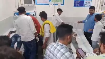 मुंगेर: डीजे कॉलेज रोड पर सड़क दुर्घटना, दो युवक घायल; सदर अस्पताल से हायर सेंटर रेफर