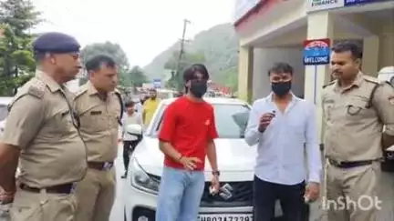 नैनीताल: मॉल रोड पर कार से बाहर निकलकर सफर करने का वीडियो वायरल, मल्लीताल कोतवाली पुलिस ने पकड़ा