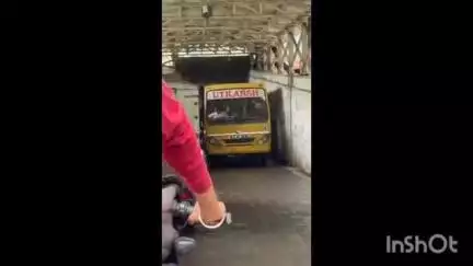 अंबरनाथ: बदलापूर येथील बेलवली भुयारी मार्ग येथे शाळेच्या बसमुळे वाहतूक कोंडी