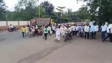 ರಬಕವಿ-ಬನಹಟ್ಟಿ: ತಹಶೀಲ್ದಾರ್ ಕಚೇರಿಯೊಳಗೆ ನೂರಾರು ಕುರಿ ನುಗ್ಗಿಸಲು ಯತ್ನ, ಬನಹಟ್ಟಿಯಲ್ಲಿ ಕುರಿಗಾಹಿಗಳ ಪ್ರತಿಭಟನೆ