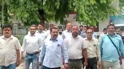 लखीमपुर: लेखपाल द्वारा ब्राह्मण समाज की महिलाओं पर गलत टिप्पणी करने के मामले में ब्राह्मण परिवार सेवा समिति ने DM को दिया ज्ञापन