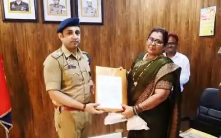 नौगढ़: पुलिस अधीक्षक कार्यालय सिद्धार्थनगर में सेवानिवृत्त 3 पुलिस कर्मियों को सम्मान के साथ दी गई विदाई