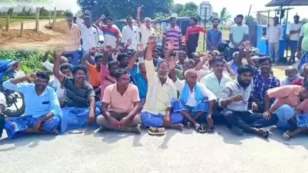 పలమనేరు: గుండ్లపల్లి-కొత్తూరు గ్రామాలకు వెళ్లే దారిని మూసివేసారంటూ గ్రామస్తులు నిరసన, ఇబ్బందులు పడుతున్నామని ఆవేదన #localissue