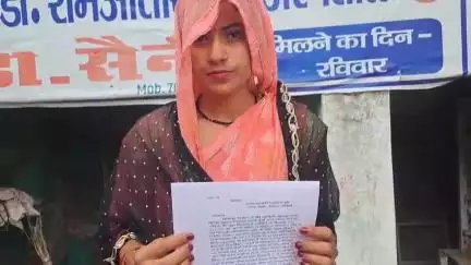 बिधूना: बेला क्षेत्र के परसेपुरवा निवासी महिला ने प्राइवेट बस स्टॉप पर बहन व अन्य लोगों के साथ मारपीट करने का लगाया आरोप