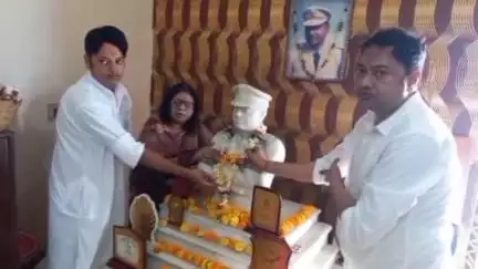 जामताड़ा: मिहिजाम में शहीद डीएसपी प्रमोद कुमार की 17वीं पुण्यतिथि मनाई गई, पुष्प अर्पित कर दी श्रद्धांजलि