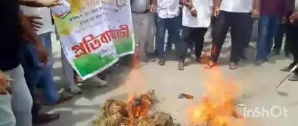 ৰঙিয়া ভাগ: ৰঙিয়াৰ ৰাজপথত কংগ্ৰেছ দলৰ তীব্ৰ প্ৰতিবাদ,মন্ত্ৰী জয়ন্ত মল্লৰ পুত্তলিকা দাহ,এপিচিচিৰ সভাপতি গৌৰৱ গগৈৰ নিৰ্দেশত প্ৰতিবাদ