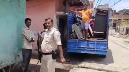 धनबाद/केंदुआडीह: वासेपुर में गैंगस्टर फहीम खान के भाई ऋतिक के घर में कुर्की-जप्ती की कार्रवाई जारी