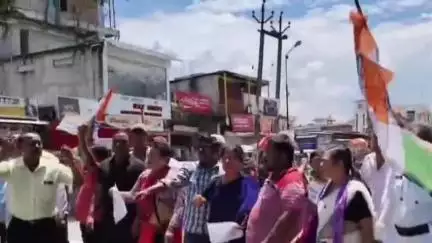 বোকাখাত: গীৰগাই বিতৰ্কৰ প্ৰসংগত বোকাখাতত ৩৭নং ৰাষ্ট্ৰী ঘাইপথ অৱৰোধেৰে কংগ্ৰেছৰ প্ৰতিবাদ, যাতায়াত ব্যাহত
