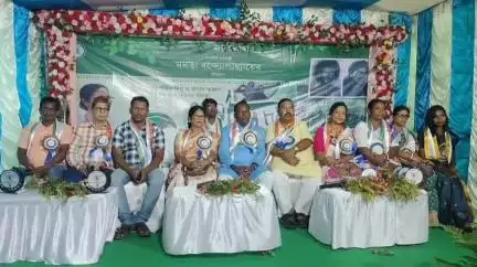 ফরিদপুর দুর্গাপুর: সোমবার দুপুর আড়াইটার সময় পশ্চিম বর্ধমান জেলা পরিষদের পক্ষ থেকে দুর্গাপুরের স্টেশন সংলগ্ন এলাকায় ১৭১ তম হুল দিবস