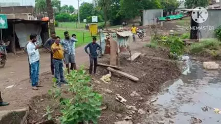 शाढ़ौरा: जल भराव की समस्या से निपटने के लिए नगर परिषद ने लिया जायजा, जेसीबी से निकाला पानी