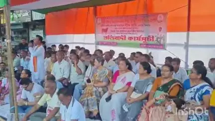 পূব ডিব্ৰুগড়: মন্ত্ৰী, বিধায়কৰ পত্নীয়ে ৰাজ সাহায্যযুক্ত গীৰ গাই লোৱাৰ বিৰুদ্ধে জিলা কাৰ্যালয়ৰ সন্মুখত কংগ্ৰেছৰ তীব্ৰ প্ৰতিবাদ