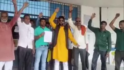 झाझा: ई-रिक्शा चालकों ने पार्किंग शुल्क में बढ़ोतरी को लेकर प्रखंड कार्यालय झाझा में बीडीओ को सौंपा ज्ञापन