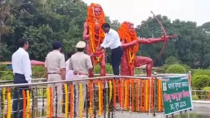कांके: रांची के सिदो-कान्हू पार्क में उपायुक्त और एसएसपी ने शहीद सिदो-कान्हू की प्रतिमा पर माल्यार्पण कर दी श्रद्धांजलि