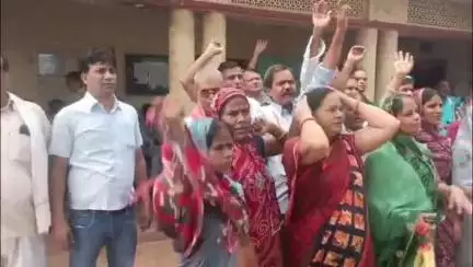 हिण्डौन: ज्योति नगर सिद्धार्थ नगर किशन नगर घरों मे भरा सीवरेज का गंदा पानी लोगों ने नप कार्यालय मे किया विरोध प्रदर्शन#Jansamasya