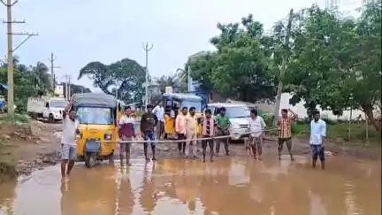 రోడ్డు మరమ్మతులు చేపట్టాలని రోలుగుంటలో వినూత్న నిరసన