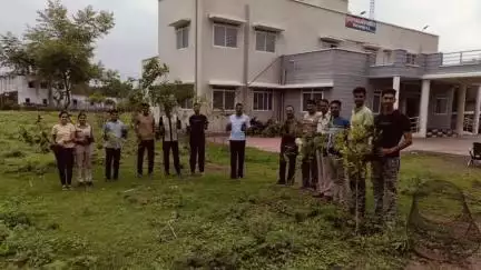 मोहन बड़ोदिया: मोहन बड़ोदिया थाना परिसर में थाना प्रभारी और स्टाफ ने 'एक पौधा मां के नाम' अभियान के तहत किया पौधारोपण