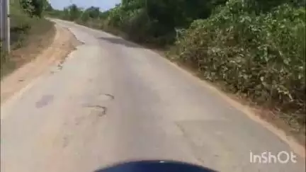 పూతలపట్టు: గుంతల మాయంగా మారిన వావిల్ తోట క్రాస్ రోడ్డు మరమత్తు పనులు చేపట్టాలని స్థానికులు
