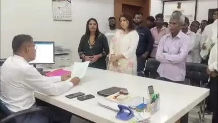 ગોધરા: મેરપ ગ્રામ પંચાયતની ચૂંટણીમાં નોંધાયેલી ફરિયાદના આરોપીઓની ધરપકડ કરવા માટે જિલ્લા સેવાસદન કચેરી ખાતે આવેદનપત્ર અપાયું