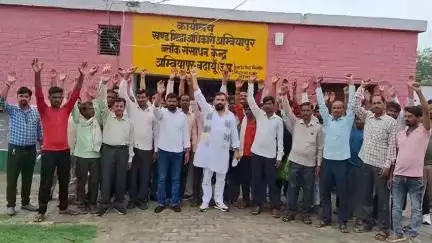 बिल्सी: चार विद्यालयों के मर्ज के विरोध में ग्रामीणों ने खंड शिक्षा अधिकारी कार्यालय अंबियापुर पर किया प्रदर्शन