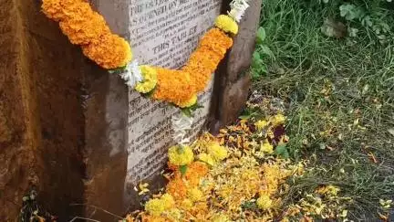 सातारा: ग्रामस्थांनी वडूथ, आरळे पुलाचा १८० वा प्रतिकात्मक वाढदिवस साजरा केला