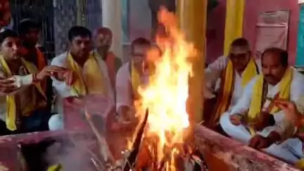 गया टाउन सीडी ब्लॉक: गया के बंगलामुखी मंदिर में एनडीए कार्यकर्ताओं ने विधानसभा चुनाव में एनडीए की वापसी के लिए किया रुद्राभिषेक