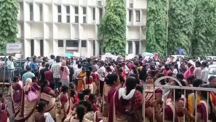 सातारा: जिल्हा परिषदेच्यासमोर राष्ट्रीय आरोग्य अभियान एकत्रिकरण समितीचे लक्षवेधी आंदोलन