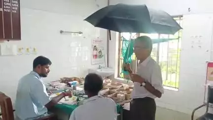 কুলতলি: ভুবনেশ্বরী প্রাথমিক স্বাস্থ্য কেন্দ্রের ছাদ দিয়েই চুনিয়ে পড়ছে জল, সমস্যায় ডাক্তার সহ রুগি ও তার পরিজনেরা #jansamasya