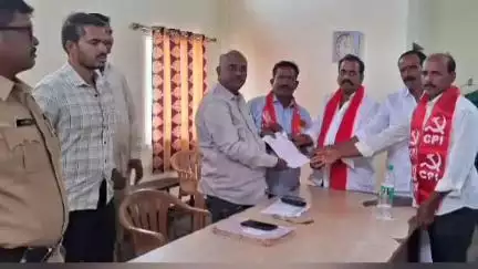 కనగానపల్లి లో చెరువుకు మరమ్మతు చేయాలని ఎమ్మార్వో కు వినతి పత్రం అందజేసిన ఏపీ రైతు సంఘం నేతలు