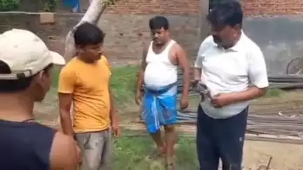 बैरगनियां: भकुरहर में नाला निर्माण का सांसद प्रतिनिधि ने किया निरीक्षण