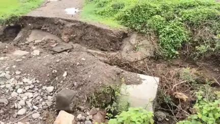 అసిఫాబాద్: రాజురా గ్రామ సమీపంలోని కల్వర్టు తెగిపోవడంతో ఇబ్బందులు పడుతున్న గ్రామస్తులు,విద్యార్థులు #localissue