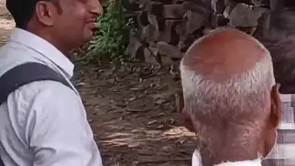 करौली: ससेडी में राजस्व विभाग के कार्मिकों ने जेसीबी की मदद से आम रास्ते से अतिक्रमण हटाया, पुलिस जाप्ता रहा मौजूद