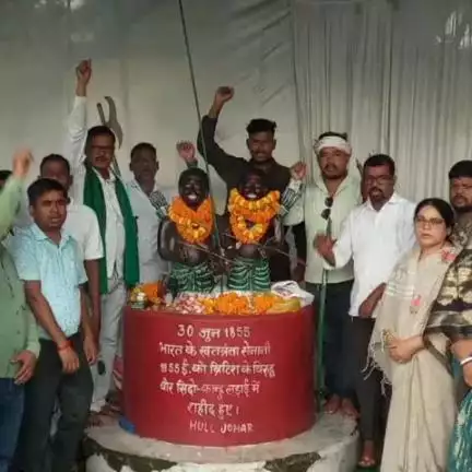 चांडिल: चांडिल गोलचक्कर पर हुल दिवस मनाया गया, विधायक सविता महतो ने स्वतंत्रता सेनानी सिद्दो कान्हू को किया नमन