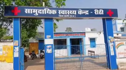 रीठी: रीठी सरकारी अस्पताल में पिता बच्चे को गोद में लिए NRC के दरवाजे पर गुहार लगाता रहा, बच्चे को दूध नहीं मिला
