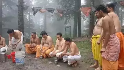 लोहाघाट:भीम पादुका तीर्थ में देव डांगरो के स्नान के साथ कालेशन महोत्सव का शुभारंभ।