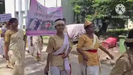 পশ্চিম যোৰহাট: গিবন অভয়াৰণ্যত উপলব্ধ গিবনৰ মুখা পিন্ধাৰ লগতে বিভিন্ন বেশত নগৰৰ মাজেৰে প্ৰায় পাঁচ শতাধিক শিক্ষাৰ্থীৰ শোভাযাত্ৰা