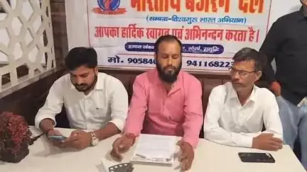 पूरनपुर: नगर के एक होटल में हिंदू संगठन के जिलाध्यक्ष व प्रदेशाध्यक्ष ने की प्रेस कॉन्फ्रेंस