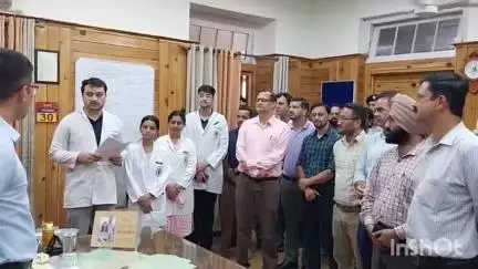 चम्बा: आक्रोशित प्रशिक्षु चिकित्सकों ने डीसी ऑफिस में जमाया डेरा, आरोपियों की गिरफ्तारी की उठाई मांग