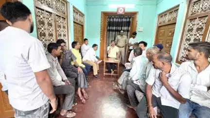 बिलग्राम: देवमनपुर आवास पर विधायक आशीष सिंह आशू ने जनता की समस्याएं सुनीं, अधिकारियों को दिए दिशा निर्देश