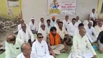 मुर्तीजापूर: तहसील कार्यालयासमोर चार मंडळातील शेतकऱ्यांचे अतिवृष्टी मदतीसाठी बेमुदत ठिय्या आंदोलनाला सुरुवात